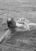 Голая подруга купается в небольшом заливе 13 фотография