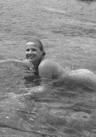 Голая подруга купается в небольшом заливе 12 фото