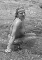 Голая подруга купается в небольшом заливе 14 фото