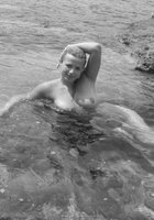 Голая подруга купается в небольшом заливе 9 фото