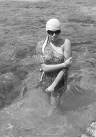 Голая подруга купается в небольшом заливе 24 фото