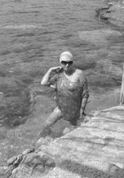 Голая подруга купается в небольшом заливе 22 фотография