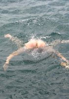 Голая подруга купается в небольшом заливе 32 фото