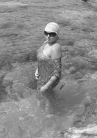 Голая подруга купается в небольшом заливе 23 фотография