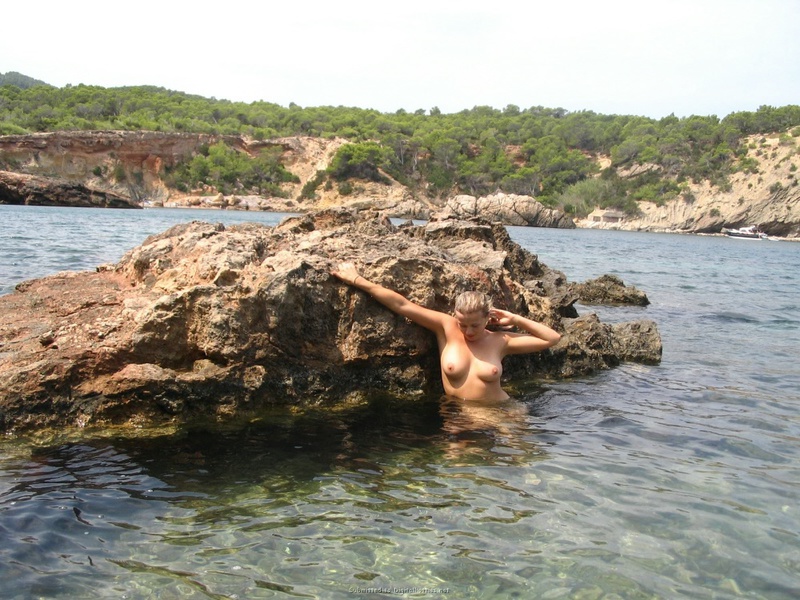 Голая подруга купается в небольшом заливе 3 фотография