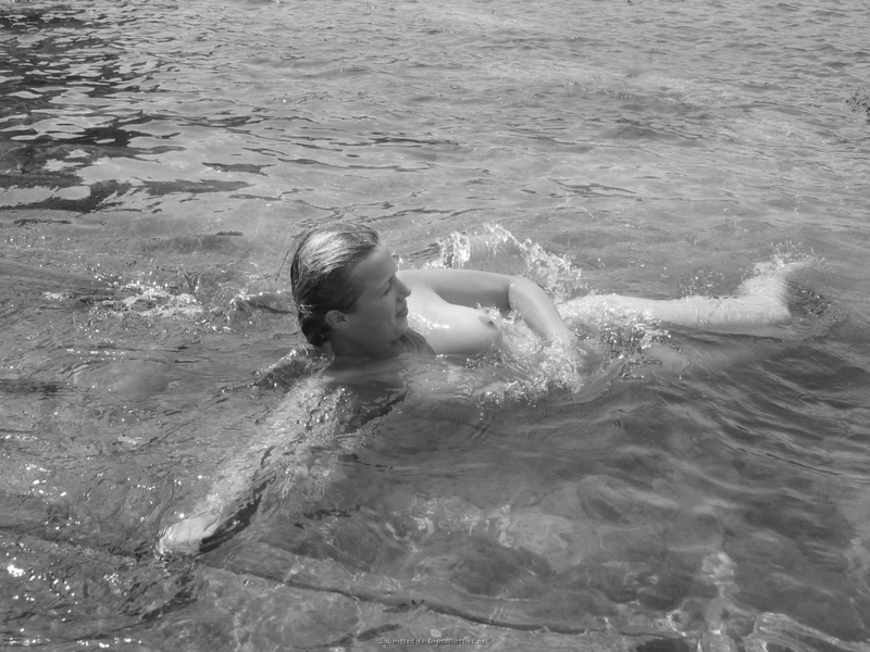 Голая подруга купается в небольшом заливе 13 фотография