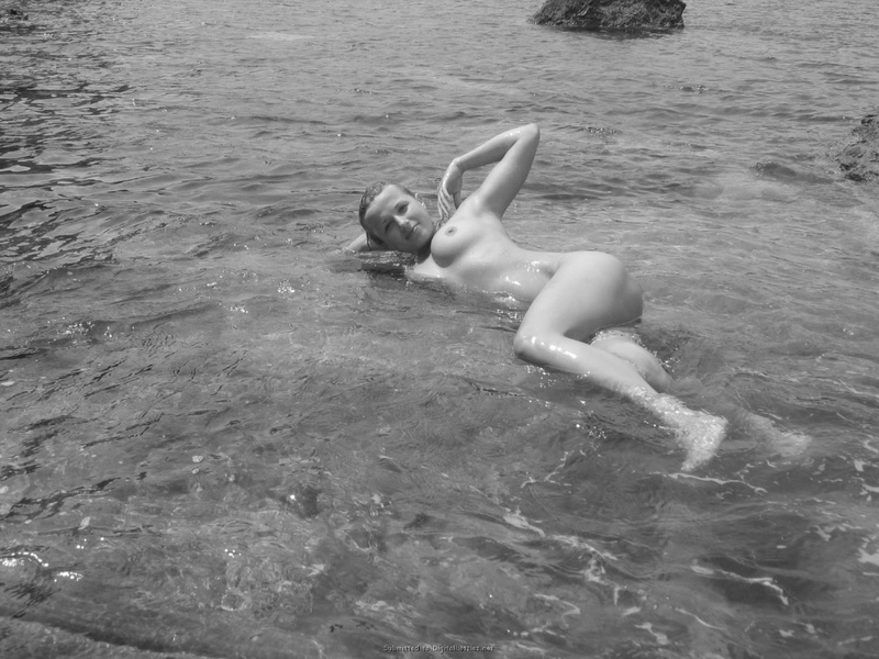 Голая подруга купается в небольшом заливе 10 фотография