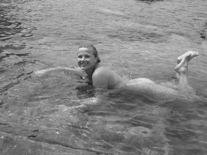Голая подруга купается в небольшом заливе 12 фотография