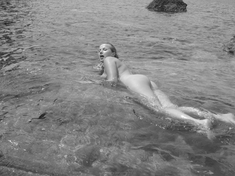 Голая подруга купается в небольшом заливе 11 фотография