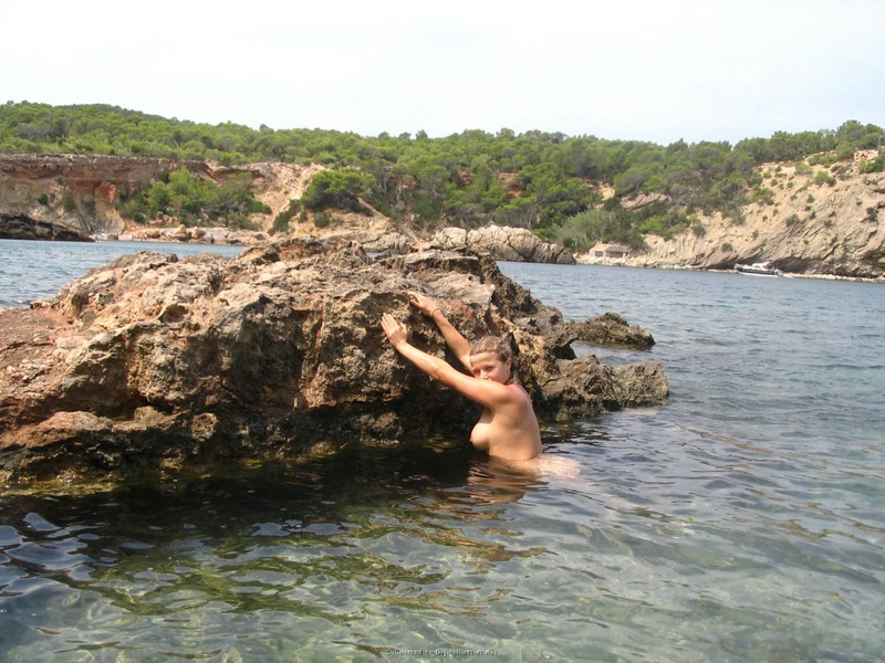 Голая подруга купается в небольшом заливе 5 фотография