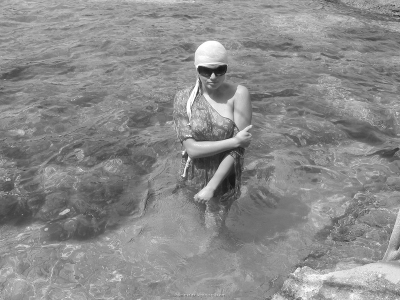 Голая подруга купается в небольшом заливе 24 фотография