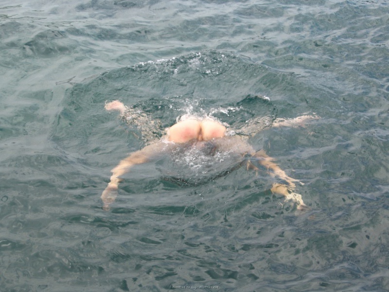 Голая подруга купается в небольшом заливе 32 фотография