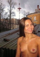 Ангелина в Питере стоит голышом на крыше 6 фотография