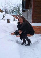 Сисястая фифа играет на снегу в полуголом виде 3 фото