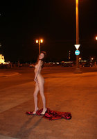 Голая Лариса гуляет по ночному Петербургу 18 фотография