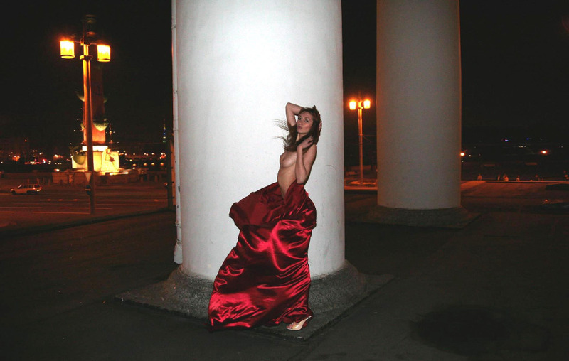 Голая Лариса гуляет по ночному Петербургу 9 фотография