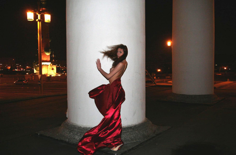 Голая Лариса гуляет по ночному Петербургу 11 фотография