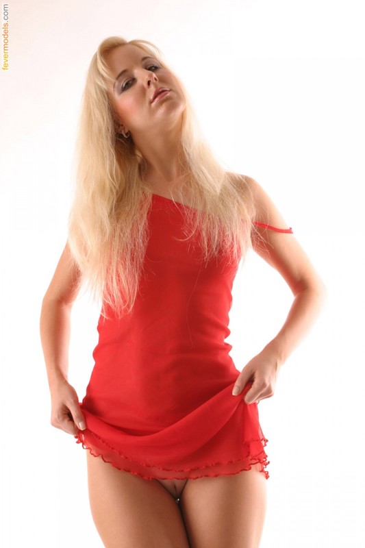 Сексуальная блондинка светит мандой не снимая платье 4 фотография