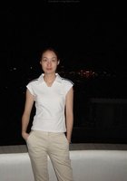 Сексуальная азиатка позирует после прогулок по городу 22 фотография
