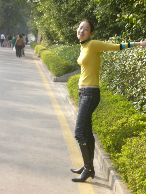 Сексуальная азиатка позирует после прогулок по городу 24 фотография