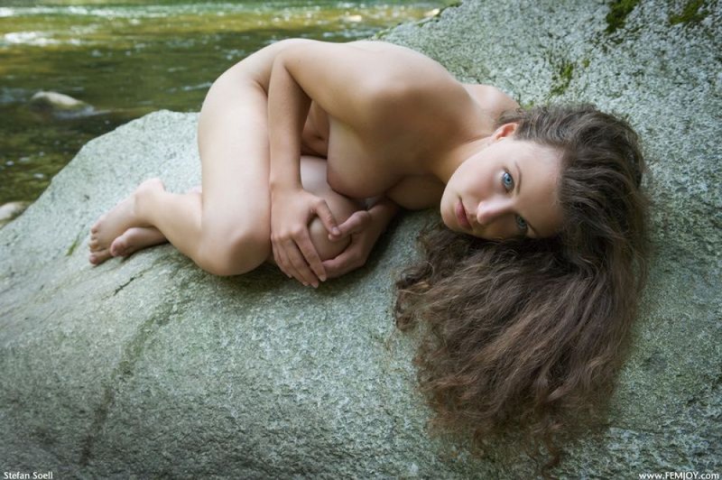 Сюзана резвиться голышом на камнях возле дикой реки 3 фотография