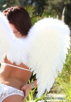 Сексуальный ангелочек позирует на улице в белом белье 9 фотография