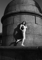 Голая Елена позирует возле большого маяка 6 фотография