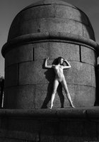 Голая Елена позирует возле большого маяка 18 фото
