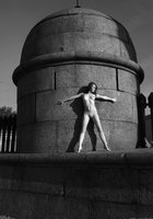 Голая Елена позирует возле большого маяка 7 фото