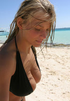 Людмила на пляже оголила большие титьки 2 фото