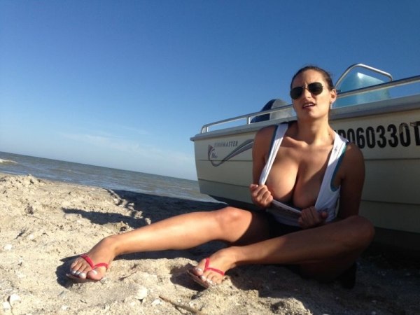 Девушка на пляже греет огромные сиськи 17 фотография