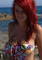 Красноволосая дева оголила большие титьки на пляже 1 фотография