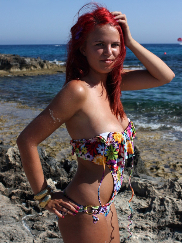 Красноволосая дева оголила большие титьки на пляже 2 фотография