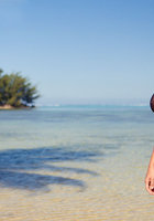 Брюнетка хвастается бидонами на таиландском пляже 2 фотография