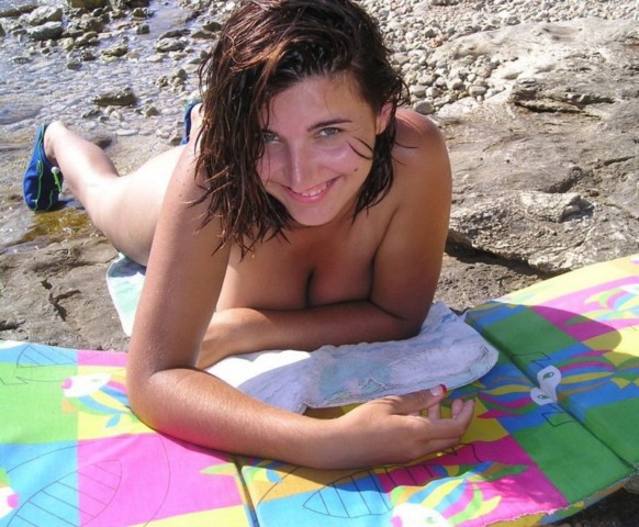 Нудистка с большими дойками отдыхает на пляже 4 фотография