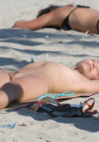 Обнаженные девки отдыхают на пляжах Казантипа 7 фото