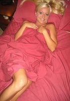 Сисястая блондинка развлекается в спальне наслаждаясь одиночеством 10 фотография