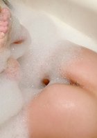 Обаятельная цыпочка без белья откисает в ванне 13 фото