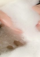 Обаятельная цыпочка без белья откисает в ванне 1 фотография
