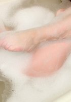 Обаятельная цыпочка без белья откисает в ванне 9 фотография