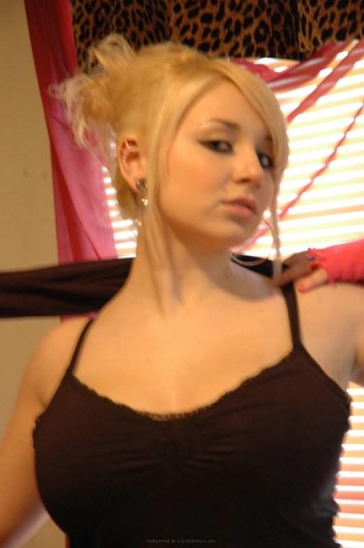 В своей комнате блонда хвастается огромными сиськами 3 фотография