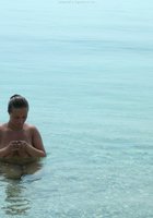 Грудастая шалашовка купается голышом на диком пляже 9 фотография