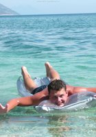 Грудастая шалашовка купается голышом на диком пляже 4 фото