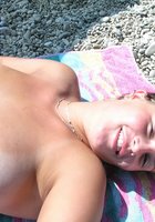 Грудастая шалашовка купается голышом на диком пляже 3 фотография