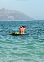 Грудастая шалашовка купается голышом на диком пляже 6 фото