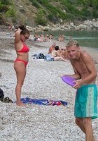 Грудастая шалашовка купается голышом на диком пляже 22 фото
