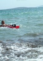 Грудастая шалашовка купается голышом на диком пляже 28 фото