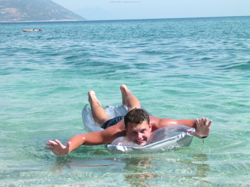 Грудастая шалашовка купается голышом на диком пляже 4 фотография