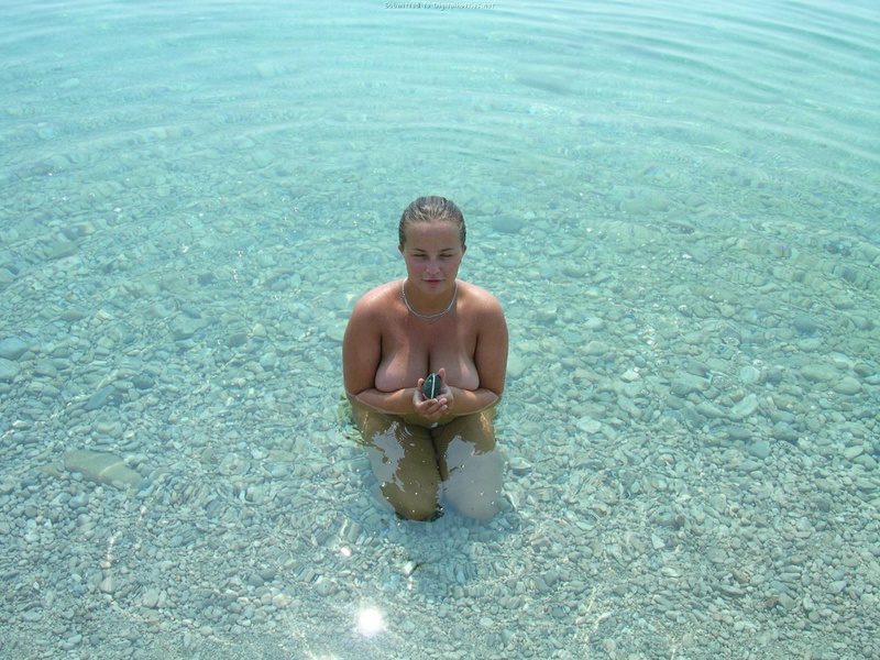 Грудастая шалашовка купается голышом на диком пляже 11 фотография