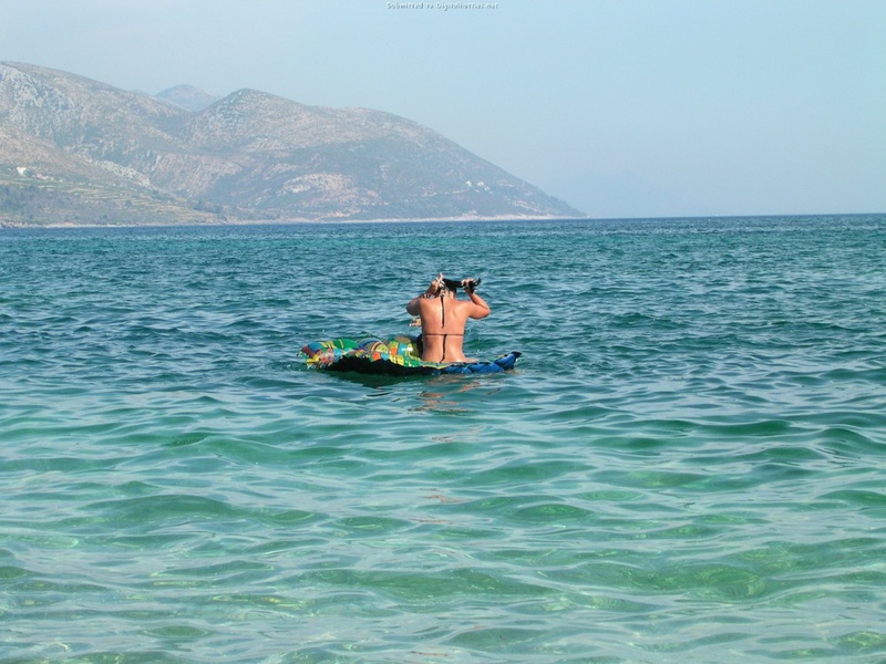 Грудастая шалашовка купается голышом на диком пляже 6 фотография